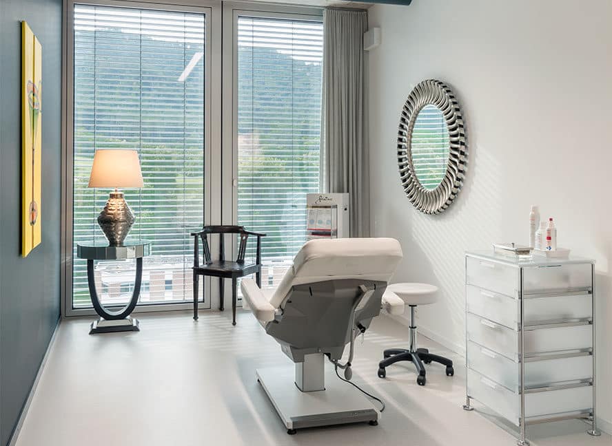 Praxis Hautwerk Dr. Rümmelein - Behandlungszimmer - ICE AESTHETIC® - Zürich